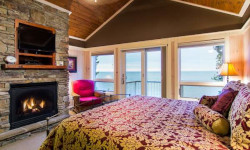 Standard King Up North Main Lodge - Lakeside and Woodland view.