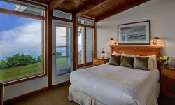 Suite w/ 2 Queens Up North Main Lodge - Lakeside and Woodland view.